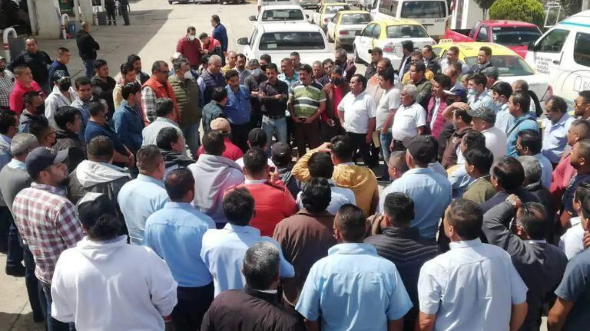 Transportistas bloquean un acceso al centro de Zacualtipán